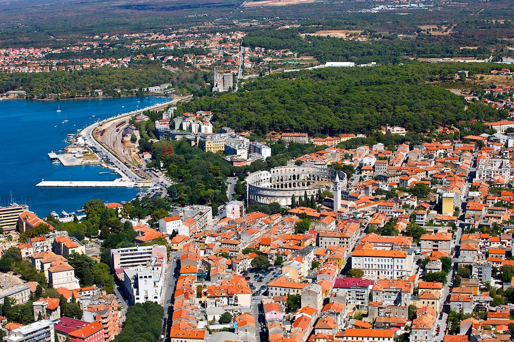 Guest House Hotel Riviera Пула Екстер'єр фото