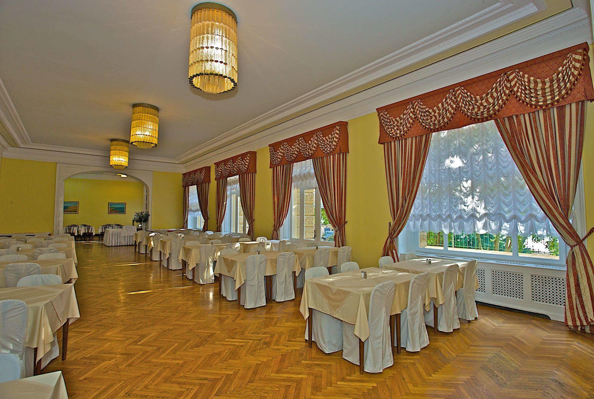 Guest House Hotel Riviera Пула Екстер'єр фото