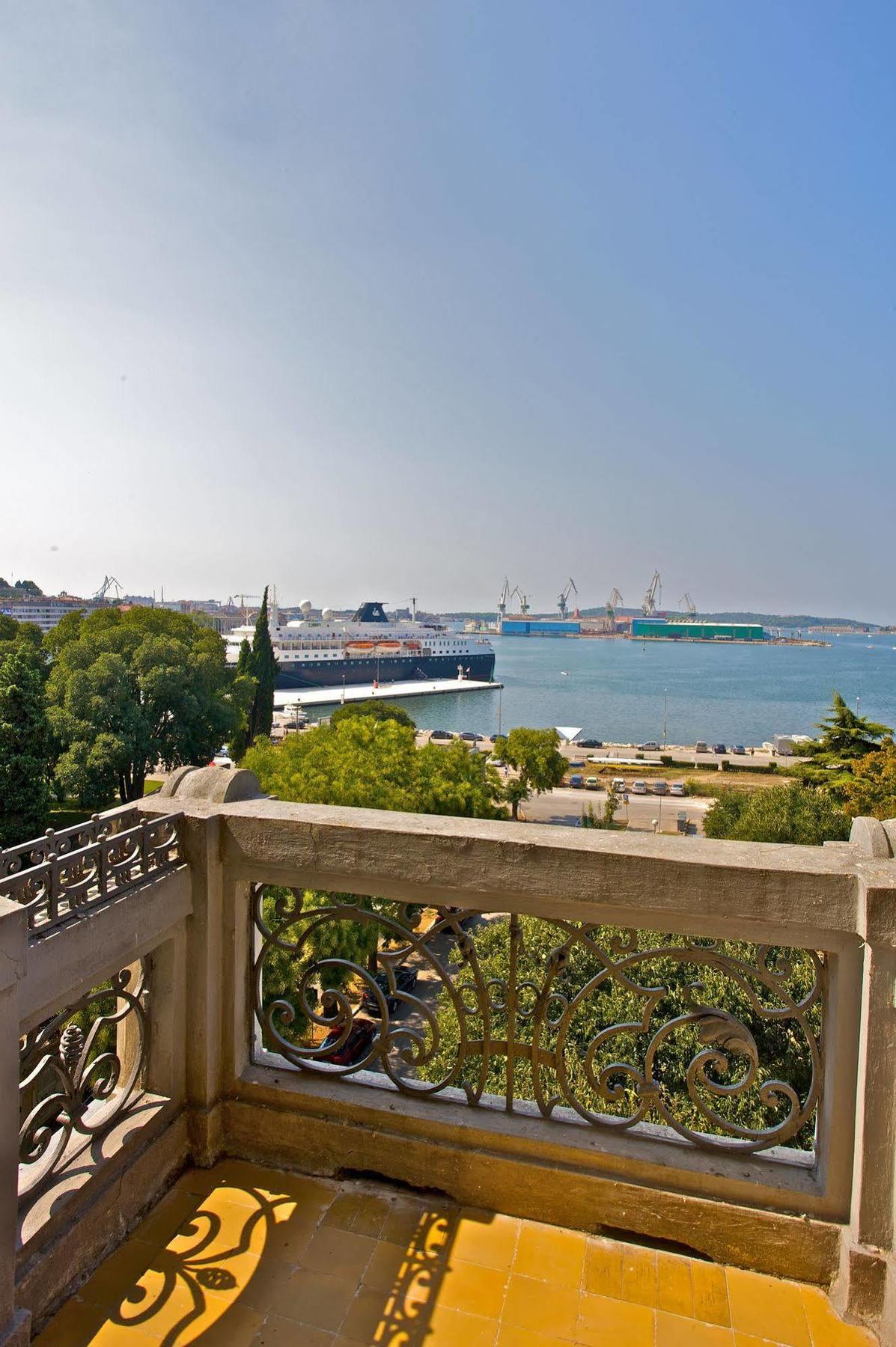 Guest House Hotel Riviera Пула Екстер'єр фото
